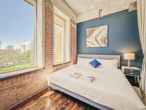 555 Evergreen St in Dallas, TX - Building Photo - Building Photo