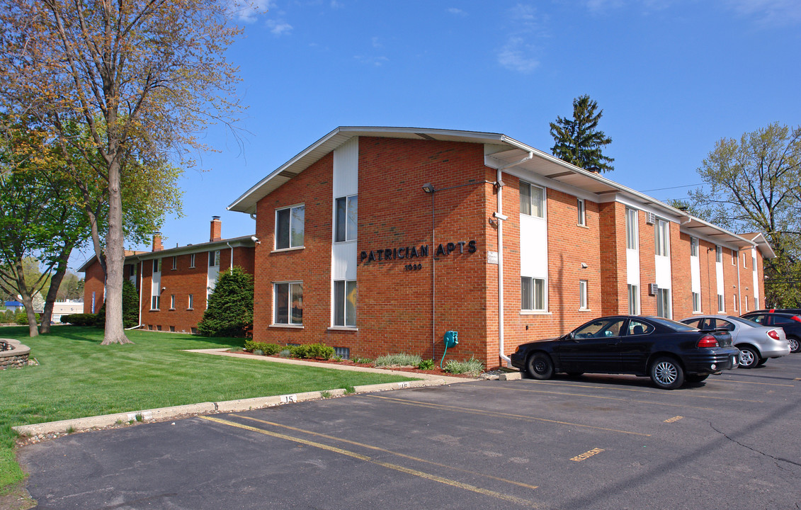 Patrician Apartments in Waterford, MI - Building Photo