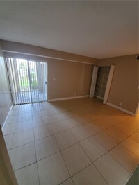 7640 Westwood Dr, Unit 403 in Tamarac, FL - Building Photo - Building Photo