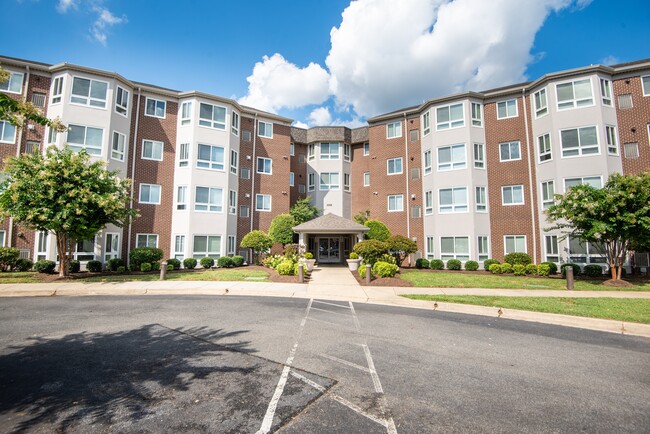 Village Lake Apartments in Waldorf, MD - Foto de edificio - Building Photo