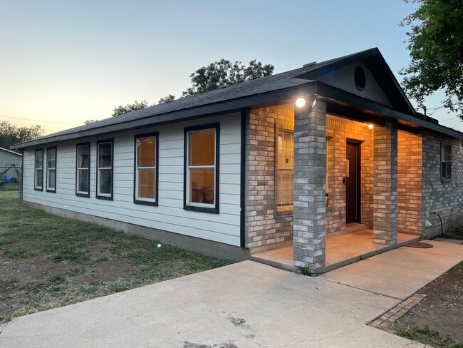 2427 Wescott Ave in San Antonio, TX - Foto de edificio - Building Photo