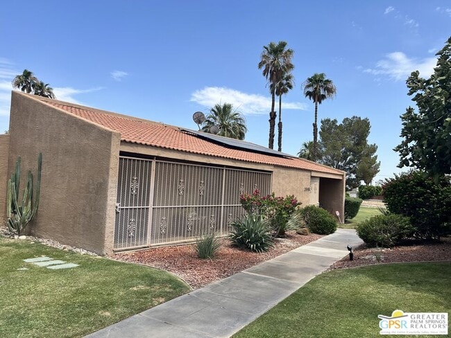 2559 Whitewater Club Dr in Palm Springs, CA - Building Photo - Building Photo