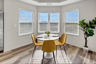 Novo in Richfield, MN - Foto de edificio - Building Photo