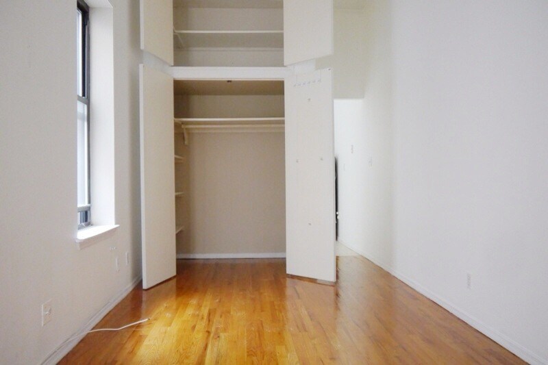 340 Broadway in Brooklyn, NY - Building Photo