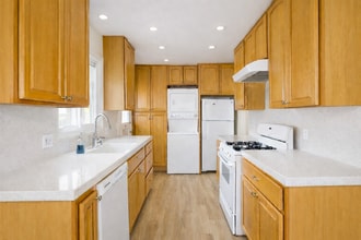 931 Hillcrest St in El Segundo, CA - Building Photo - Building Photo