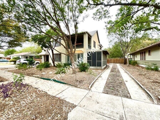 1743 W Summit Ave. in San Antonio, TX - Foto de edificio - Building Photo