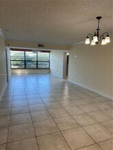 1526 Whitehall Dr, Unit 403 in Davie, FL - Building Photo - Building Photo