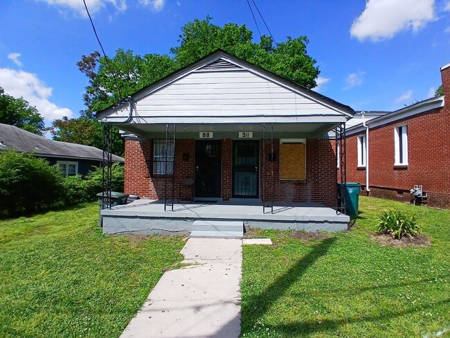 property at 911 S Lauderdale St