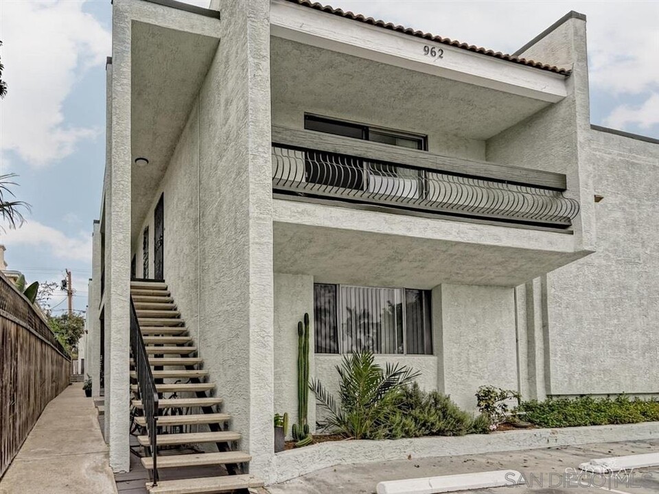 962 Loring St-Unit -1A in San Diego, CA - Building Photo
