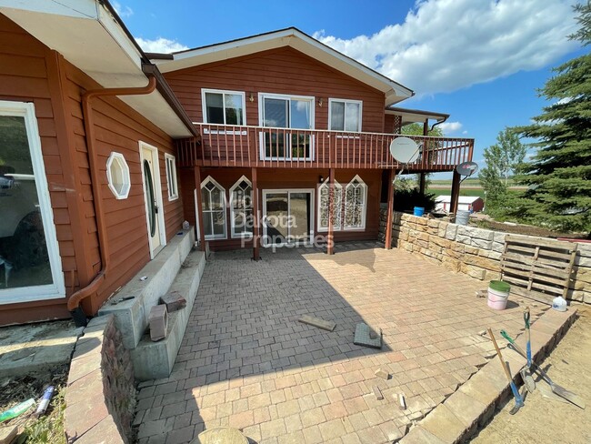 3301 River Bluff Rd in Mitchell, SD - Foto de edificio - Building Photo