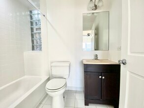 1010 W Sunnyside Ave in Chicago, IL - Foto de edificio - Building Photo