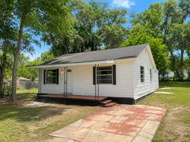 37249 Westview Ave in Dade City, FL - Building Photo