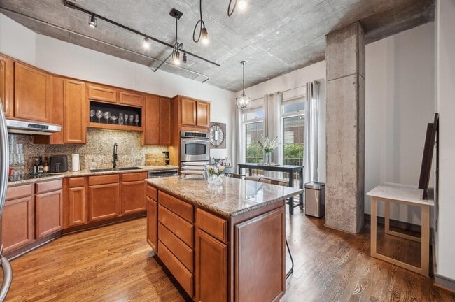 1616 Fountain View Dr