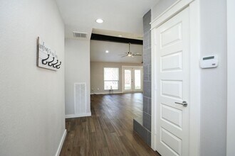 2214 Holly Knoll St in Houston, TX - Building Photo - Building Photo