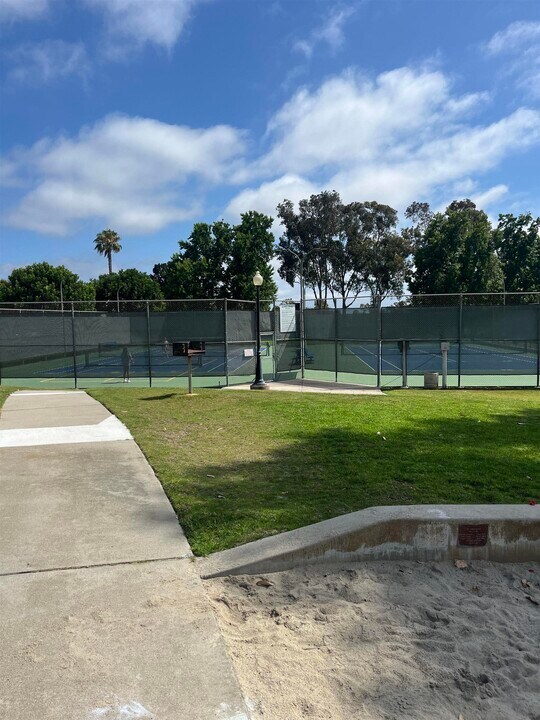 1933 Park Dale Ln in Encinitas, CA - Building Photo