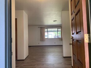 205 Woodhill Dr in Redding, CA - Building Photo - Building Photo