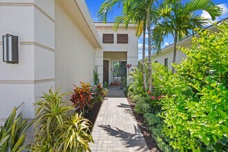 16124 Key Biscayne Ln in Westlake, FL - Foto de edificio - Building Photo