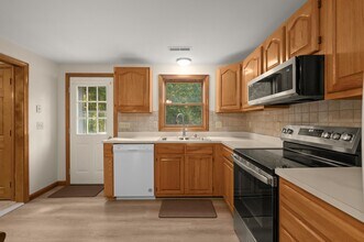 53 Azarian Rd in Salem, NH - Building Photo - Building Photo