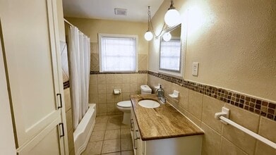 7951 Pecan Villas Dr in Houston, TX - Building Photo - Building Photo