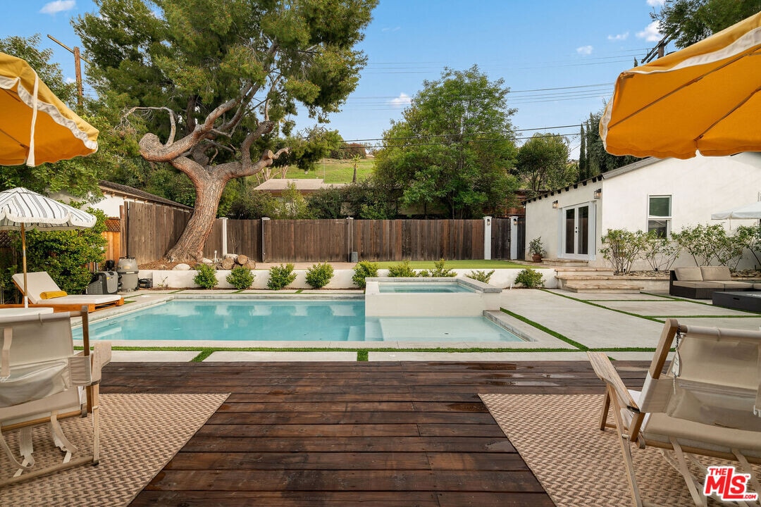 20212 Oxnard St in Los Angeles, CA - Building Photo
