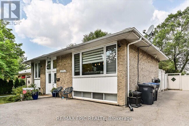 2683 Truscott Dr in Mississauga, ON - Building Photo - Building Photo