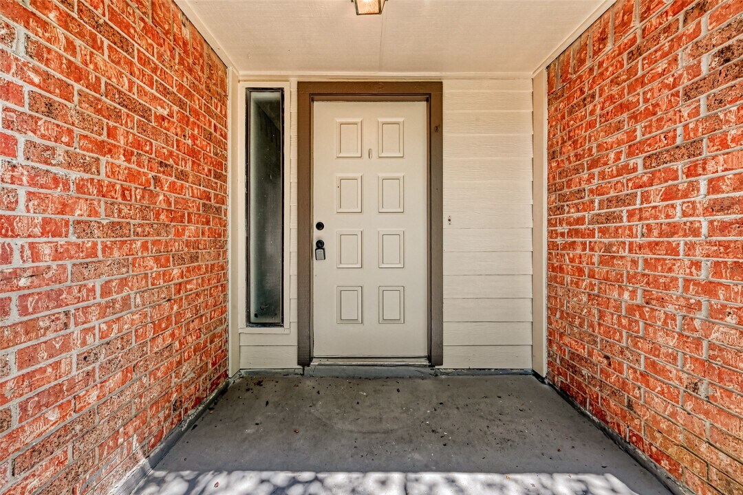 9814 Paddock Park Dr in Houston, TX - Building Photo