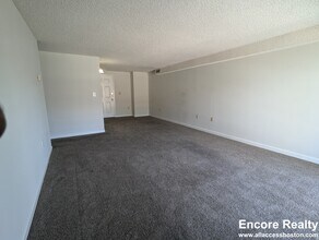 16 Elmer St, Unit 203 in Cambridge, MA - Foto de edificio - Building Photo