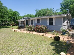 1003 Bugg Ln in San Marcos, TX - Building Photo - Building Photo
