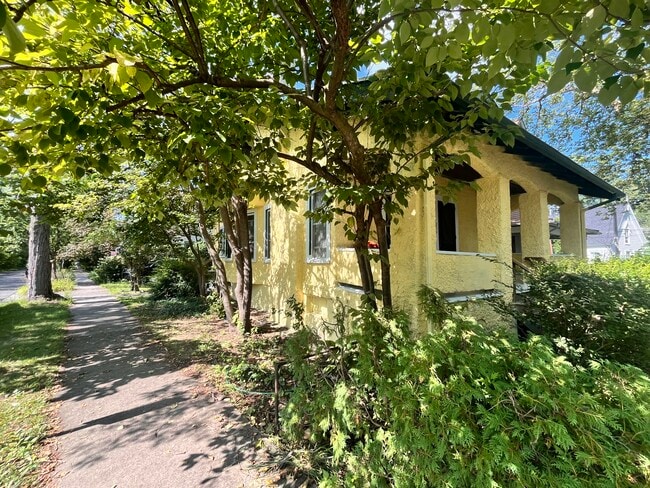 204 W Yates St in Ithaca, NY - Building Photo - Building Photo