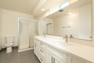 11924-11934 Riverside Dr in Valley Village, CA - Building Photo - Interior Photo