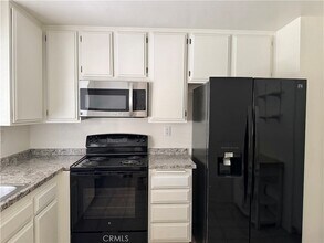 4141 Via Marisol, Unit 214 in Los Angeles, CA - Foto de edificio - Building Photo