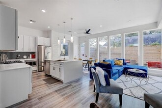 5006 Golden Forest Dr in Houston, TX - Foto de edificio - Building Photo