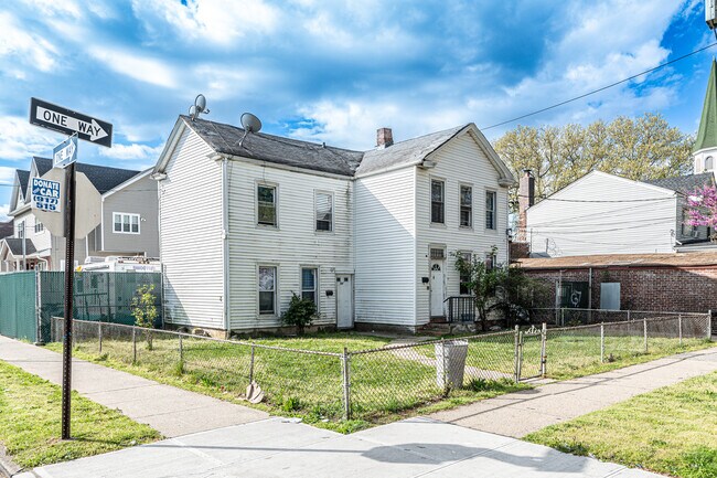 92 Conklin Ave in Brooklyn, NY - Foto de edificio - Building Photo