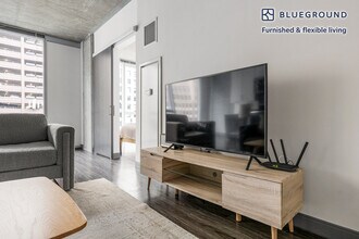 215 W Lake St in Chicago, IL - Foto de edificio - Building Photo