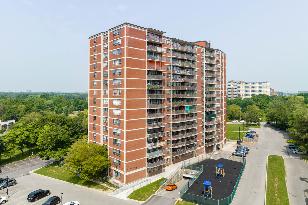 Golf View Towers 2 in Toronto, ON - Building Photo