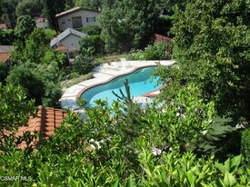 5042 Llano Dr in Los Angeles, CA - Building Photo