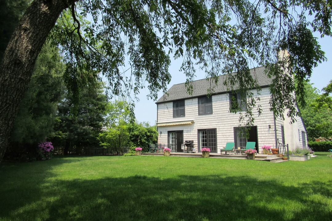 80 Bishops Ln in Southampton, NY - Building Photo