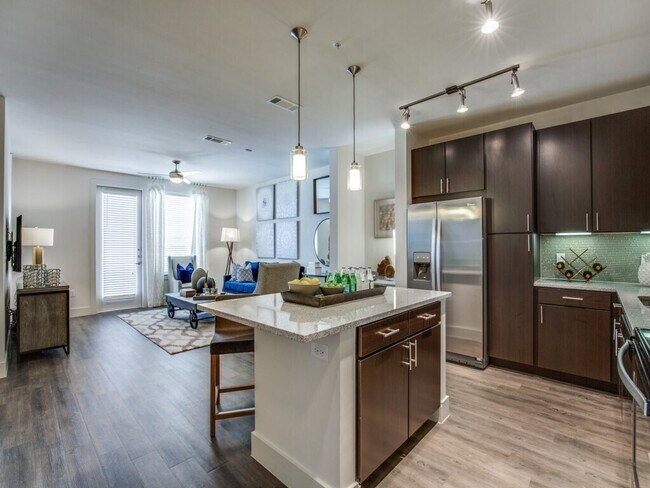 10851 Meadowglen Ln in Houston, TX - Building Photo - Building Photo