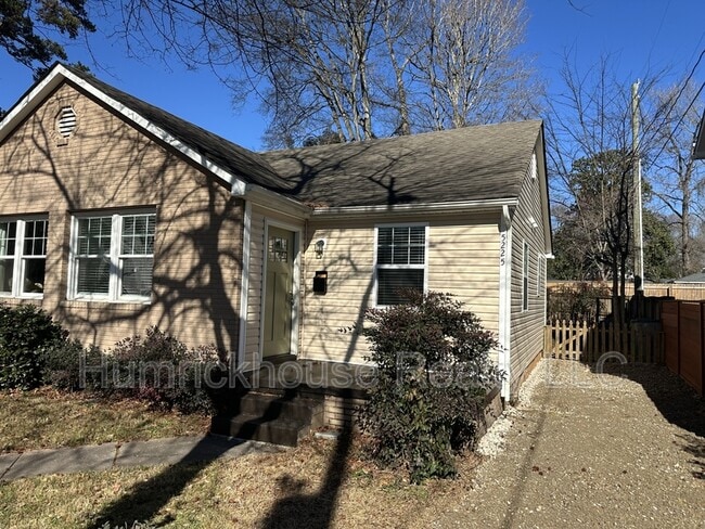 5225 Valley Stream Rd in Charlotte, NC - Building Photo - Building Photo