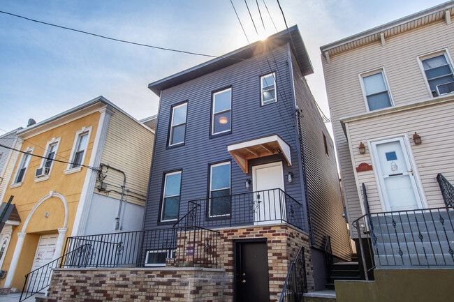 1431 37th St, Unit 2 in North Bergen, NJ - Foto de edificio - Building Photo