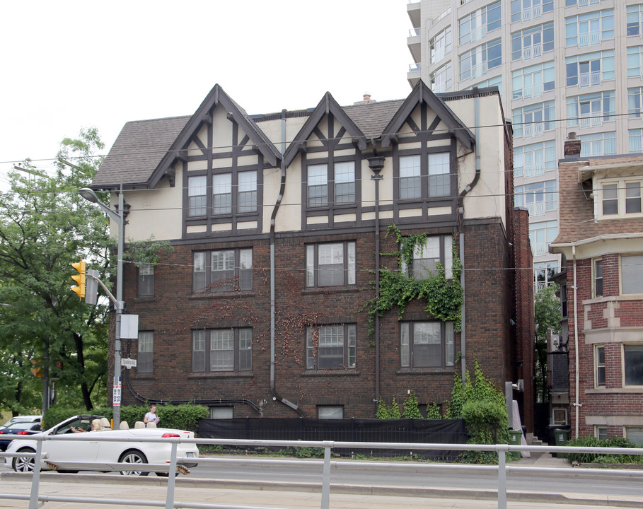 340 Spadina Rd in Toronto, ON - Building Photo