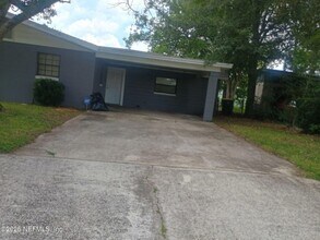 4305 Bessie Cir W in Jacksonville, FL - Foto de edificio - Building Photo