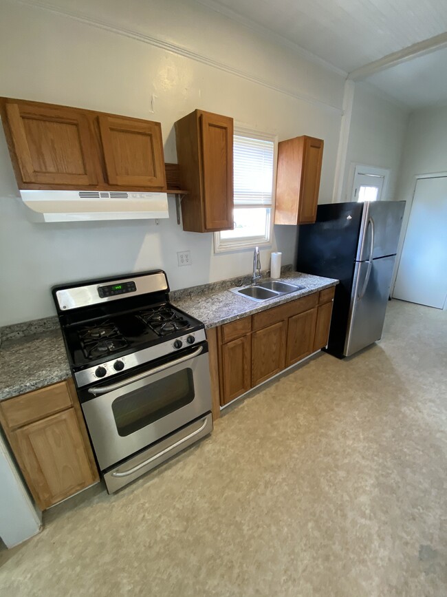 244 W Black St in Rock Hill, SC - Foto de edificio - Building Photo