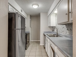 Tuscany Village in Oklahoma City, OK - Building Photo - Building Photo