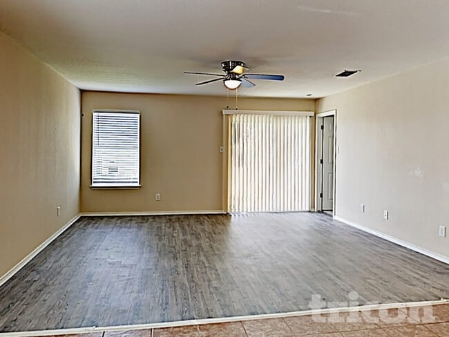 2319 Camberly View in Converse, TX - Foto de edificio - Building Photo