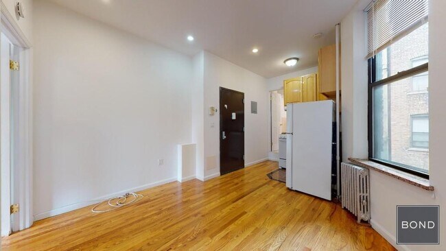 214 E 10th St in New York, NY - Building Photo - Building Photo
