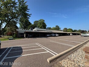 18236 University Park Dr in Livonia, MI - Building Photo - Building Photo