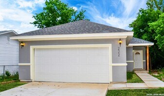 222 E Lindbergh Blvd in Universal City, TX - Building Photo