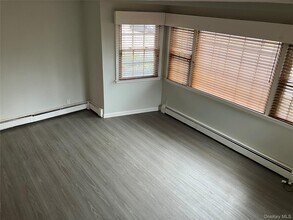 18 Park Ave in Glen Cove, NY - Building Photo - Building Photo