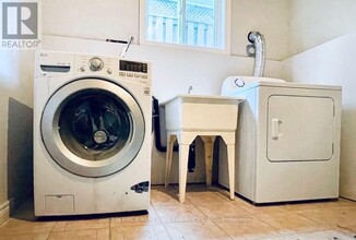 7153 Kelly Dr in Niagara Falls, ON - Building Photo - Building Photo